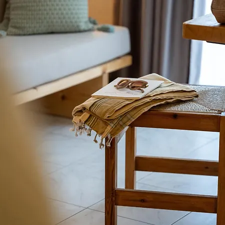 Capella Skiathos, Town