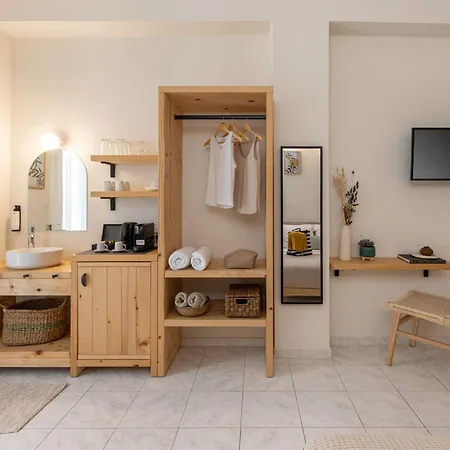 Capella Skiathos, Town