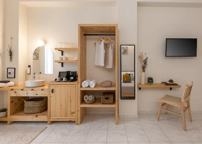 Capella Skiathos, Town