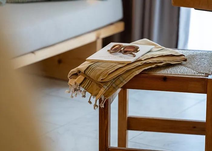 Capella Skiathos, Town